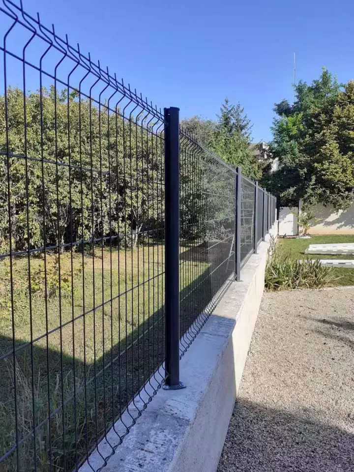 Clôture bois, grillage rigide ou portail motorisé, nous adaptons chaque installation à vos besoins.